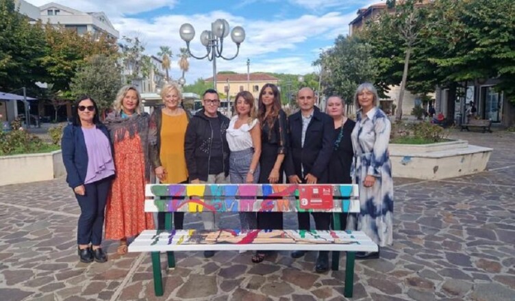 L associazione Il Guscio dona una panchina d'autore alla città di Roseto degli Abruzzi