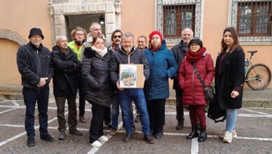Flashmob di Ceccano2030 per la consegna di mille firme per il ripristino immediato del servizio scuolabus a Ceccano