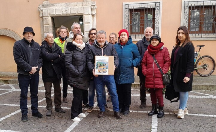 Flashmob di Ceccano2030 per la consegna di mille firme per il ripristino immediato del servizio scuolabus a Ceccano