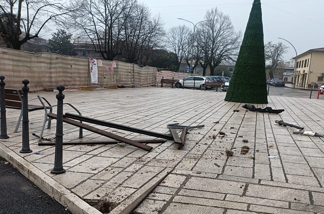 Frosinone, tempestivo intervento del Comune nella piazzetta della Sacra Famiglia