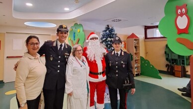 I piccoli pazienti del reparto di Pediatria dell’Aquila ricevono la visita di un Babbo Natale