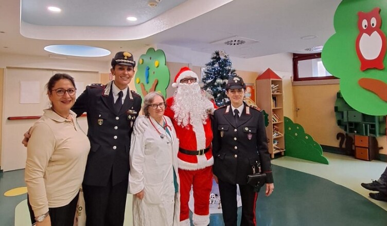 I piccoli pazienti del reparto di Pediatria dell’Aquila ricevono la visita di un Babbo Natale
