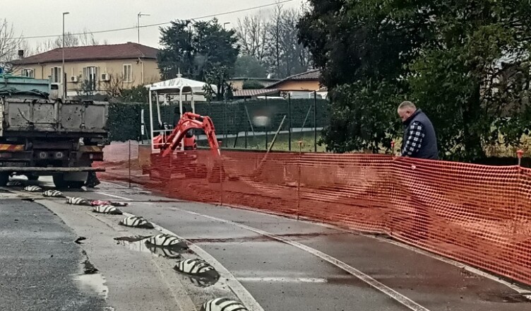 Frosinone, manutenzione in corso sui marciapiedi di viale Michelangelo