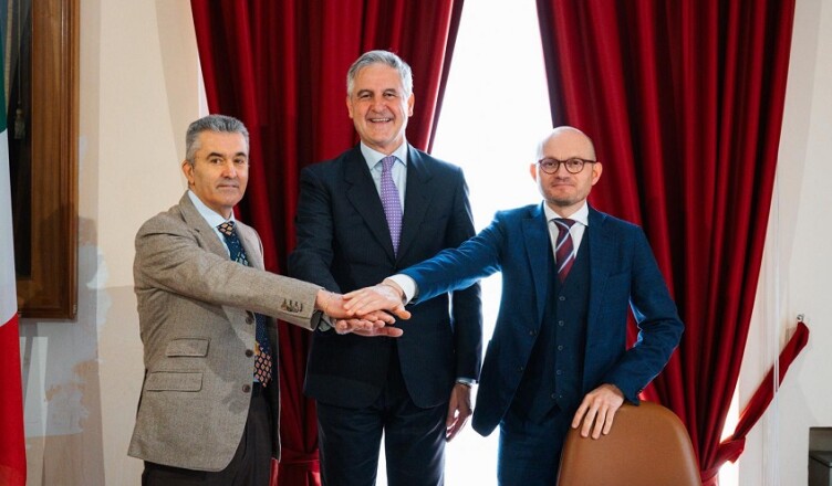 A sinistra Luigi Urbani, responsabile STO dell'EGATO 5 di Frosinone, al centro il Sindaco di Cervaro, Ennio Marrocco, a destra Roberto Cocozza, Presidente Acea Ato 5
