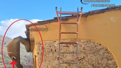 Colto sul fatto mentre smontava grondaie. Arrestato dai Carabinieri