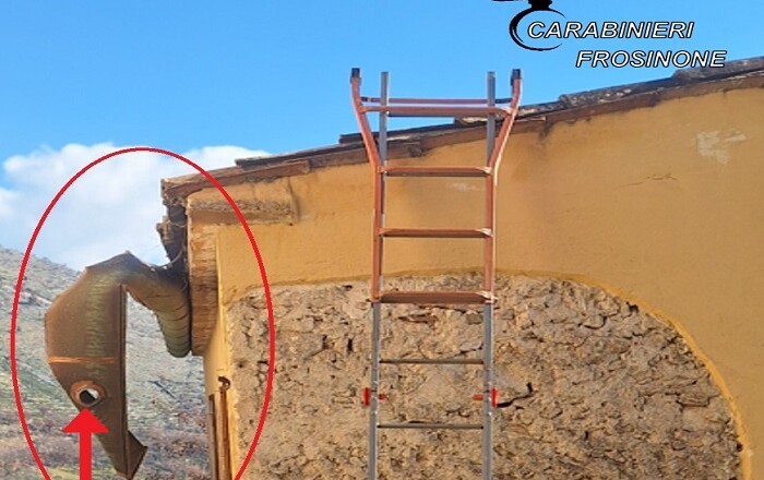 Colto sul fatto mentre smontava grondaie. Arrestato dai Carabinieri
