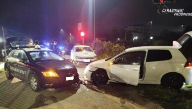 I Carabinieri sventano un furto presso una concessionaria. I ladri speronano i Carabinieri e si dileguano