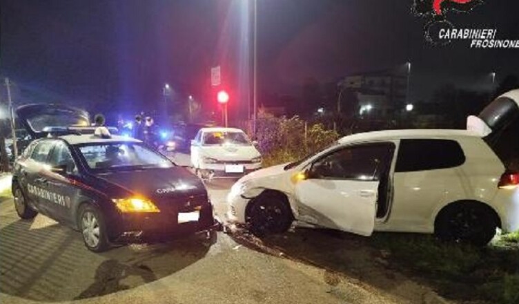 I Carabinieri sventano un furto presso una concessionaria. I ladri speronano i Carabinieri e si dileguano