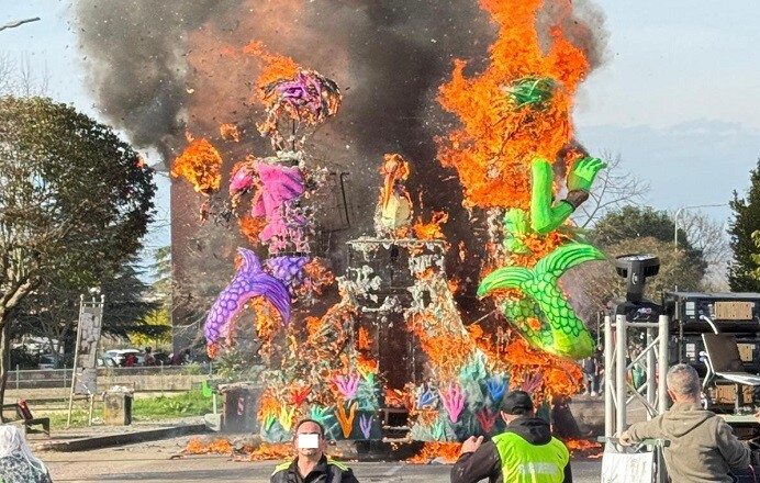 carro carnevale in fiamme pontecorvo