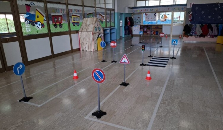 Bambini a lezione di educazione stradale