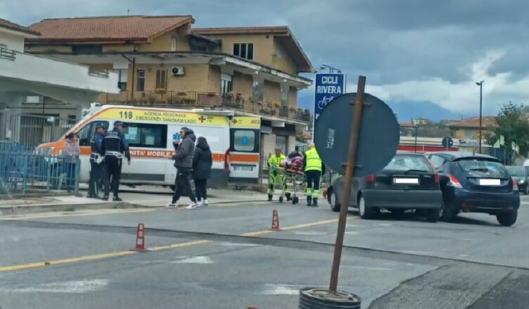 Incidente isola via Napoli