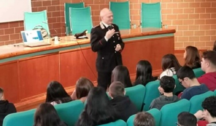L’ARMA DEI CARABINIERI NELLE SCUOLE PER LA LEGALITA’
