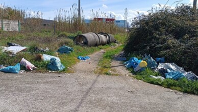 Rifiuti abbandonati in via A. Vona nel Comune di Frosinone
