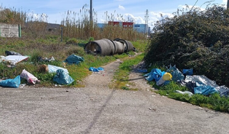 Rifiuti abbandonati in via A. Vona nel Comune di Frosinone