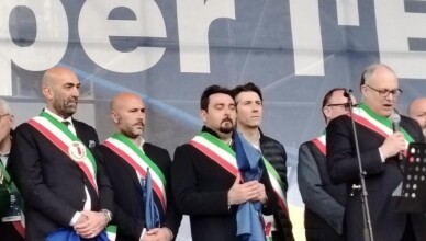 UE, PITTIGLIO TRA I CINQUANTA SINDACI ITALIANI SUL PALCO MANIFESTAZIONE A ROMA