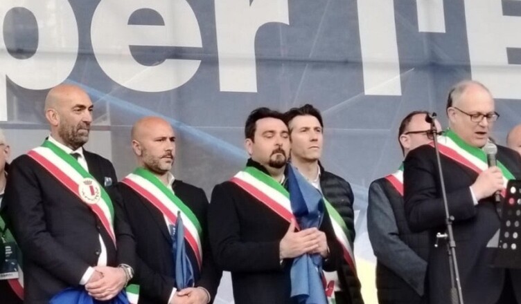 UE, PITTIGLIO TRA I CINQUANTA SINDACI ITALIANI SUL PALCO MANIFESTAZIONE A ROMA