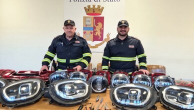 IN VIAGGIO CON FANALI RUBATI A VEICOLI IN SOSTA, DENUNCIATO DALLA POLIZIA DI STATO