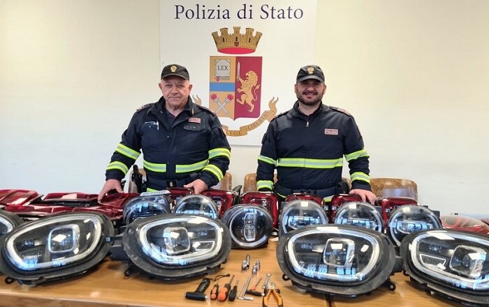 IN VIAGGIO CON FANALI RUBATI A VEICOLI IN SOSTA, DENUNCIATO DALLA POLIZIA DI STATO