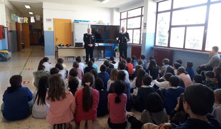 Incontro tra Carabinieri e studenti Scuola Elementare Statale Amedeo Maiuri fr