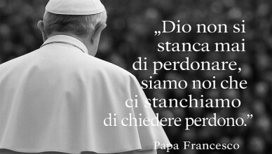 papa francesco di spalle