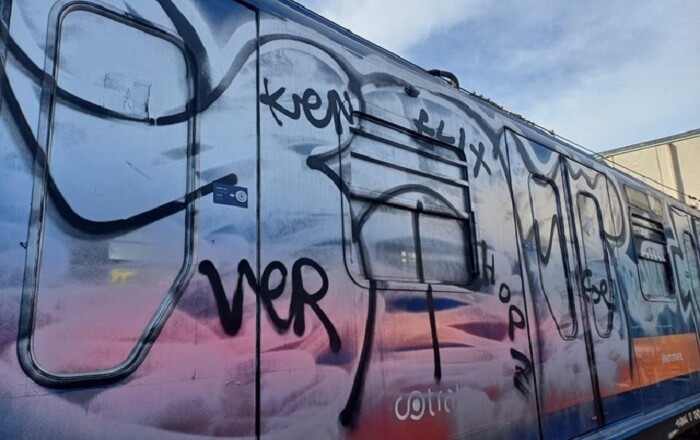 TRENO METROMARE VANDALIZZATO DAI WRITER NELLA NOTTE