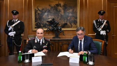 Un momento della firma del protocollo tra l’Arma dei Carabinieri e Poste Italiane S.p.a.