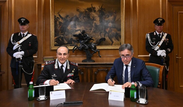 Un momento della firma del protocollo tra l’Arma dei Carabinieri e Poste Italiane S.p.a.