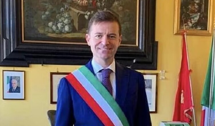 il sindaco di Sorrento Massimo Coppola