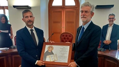 ROCCASECCA, AL PROFESSOR GIOVANNI VENTIMIGLIA L’ONORIFICENZA SAN TOMMASO DELL’VIII CENTENARIO DELLA NASCITA DEL DOTTORE ANGELICO