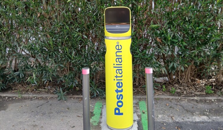 colonnine per la ricarica di auto elettriche a cura di Poste italiane