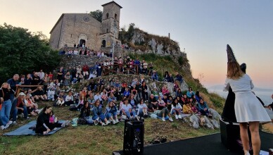 LA MUSICA DEL FESTIVAL GAZZELLONI NEI LUOGHI DI SAN TOMMASO A RITMO DI ARPA E ROCK