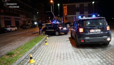 Sorpreso alla guida di auto sportiva al telefono cellulare e con patente revocata