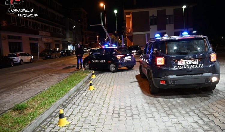 Sorpreso alla guida di auto sportiva al telefono cellulare e con patente revocata