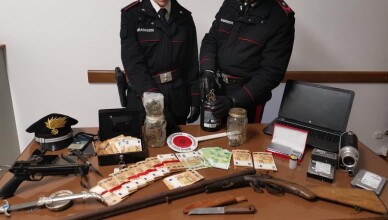 Possesso di stupefacenti e detenzione illegale di armi