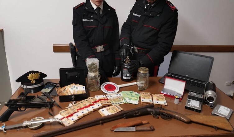 Possesso di stupefacenti e detenzione illegale di armi