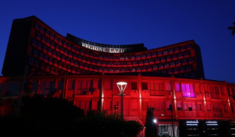 Regione Lazio illuminata di rosso
