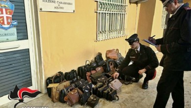 Borse e portafogli falsi al mercato, denunciate due persone
