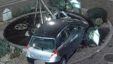 Isola del Liri, auto finisce contro la rotatoria di via Napoli e nella fontana