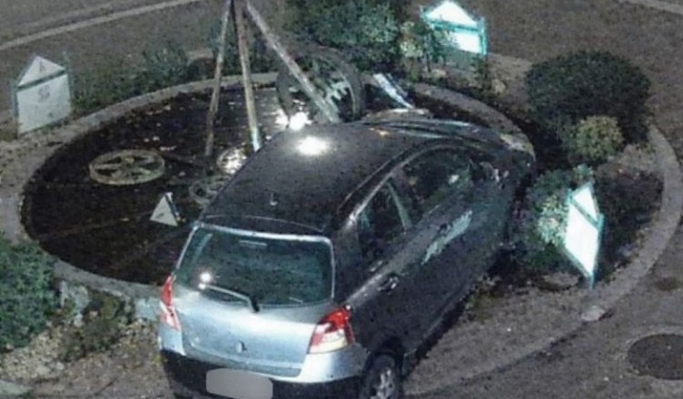 Isola del Liri, auto finisce contro la rotatoria di via Napoli e nella fontana