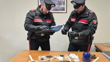 VA AL BAR CON LA COCAINA NASCOSTA IN AUTO