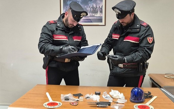 VA AL BAR CON LA COCAINA NASCOSTA IN AUTO