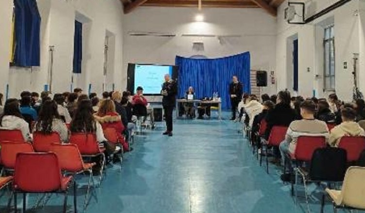 I CARABINIERI INCONTRANO GLI STUDENTI..-.