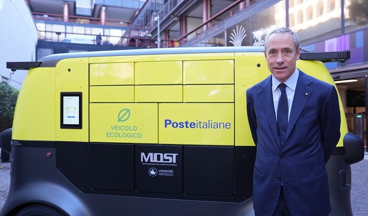 Poste Italiane AD Matteo Del Fante accanto a BOXi