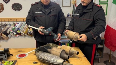 SORPRESO CON CATALIZZATORI, ASPORTATI POCO PRIMA DA ALCUNI VEICILI PARCHEGGIATI NEL PIAZZALE DI UNA SOCIETA’ Di RACCOLTA RIFIUTI DEL LUOGO