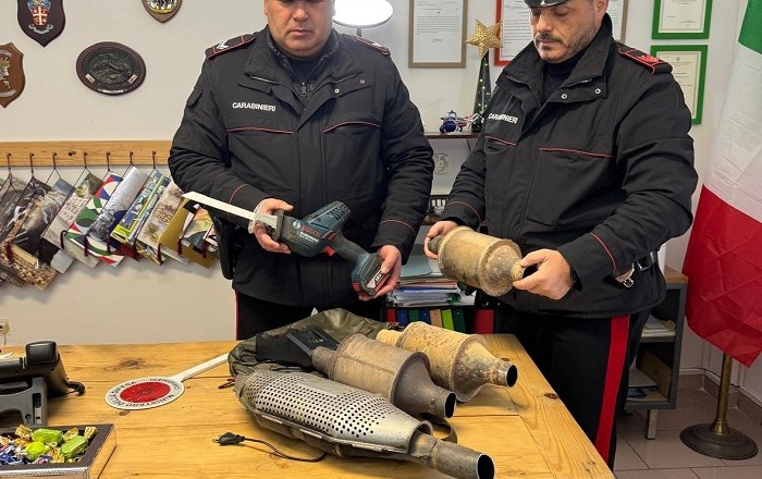 SORPRESO CON CATALIZZATORI, ASPORTATI POCO PRIMA DA ALCUNI VEICILI PARCHEGGIATI NEL PIAZZALE DI UNA SOCIETA’ Di RACCOLTA RIFIUTI DEL LUOGO