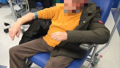 uomo in attesa al pronto soccorso