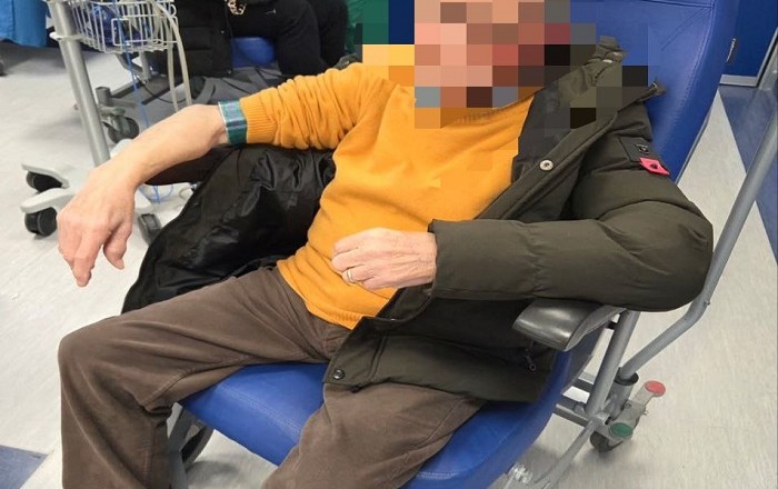 uomo in attesa al pronto soccorso