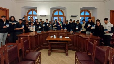 ROCCASECCA, IL COMUNE FESTEGGIA I DICIOTTENNI CON LA CONSEGNA DELLA COSTITUZIONE