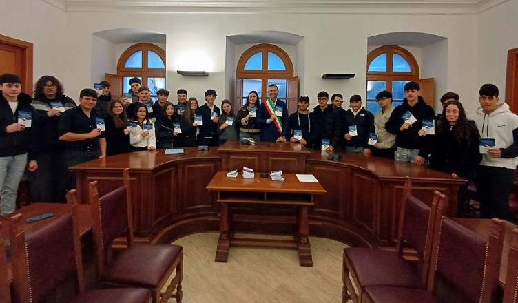 ROCCASECCA, IL COMUNE FESTEGGIA I DICIOTTENNI CON LA CONSEGNA DELLA COSTITUZIONE