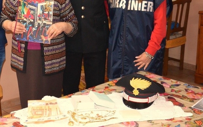 foto riconsegna oggetti e soldi